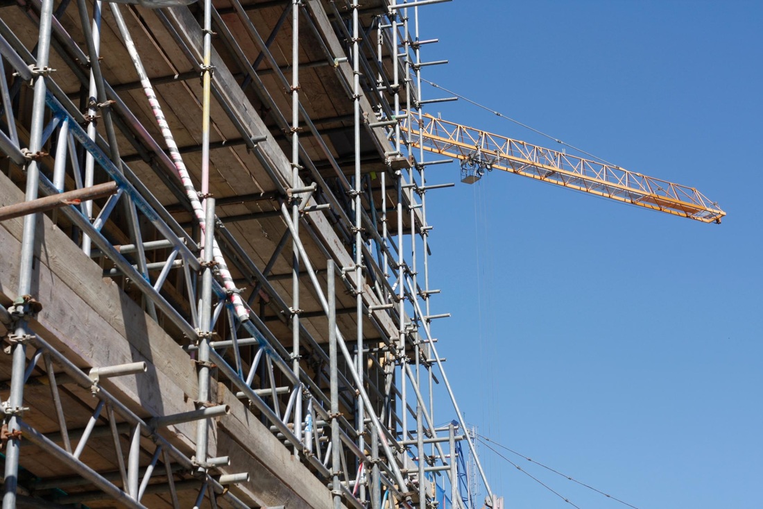 Byggnadsställning med lyftkran